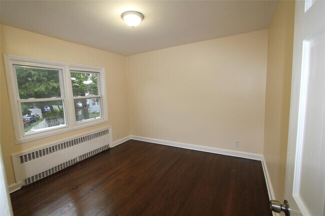 Building Photo - 215 Colonial Ave