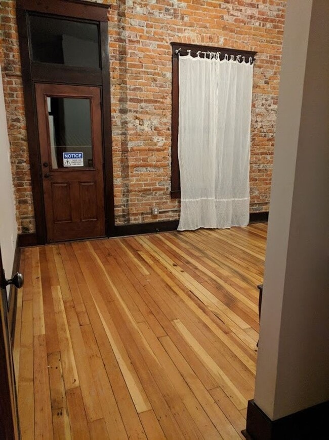 Building Photo - Historic Downtown Cle Elum Apartment right on the main street!