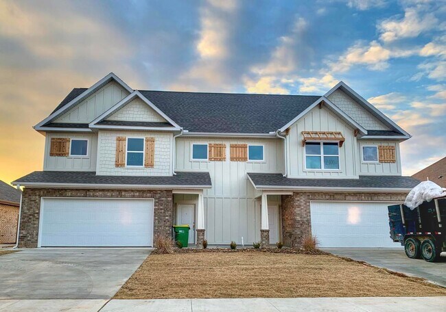 Building Photo - The Lodge at Been Road Villas 3 Bed, 2.5 Bath