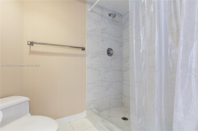 Building Photo - 3500 Mystic Pointe Dr