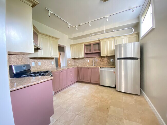 Building Photo - 152 S Peck Dr