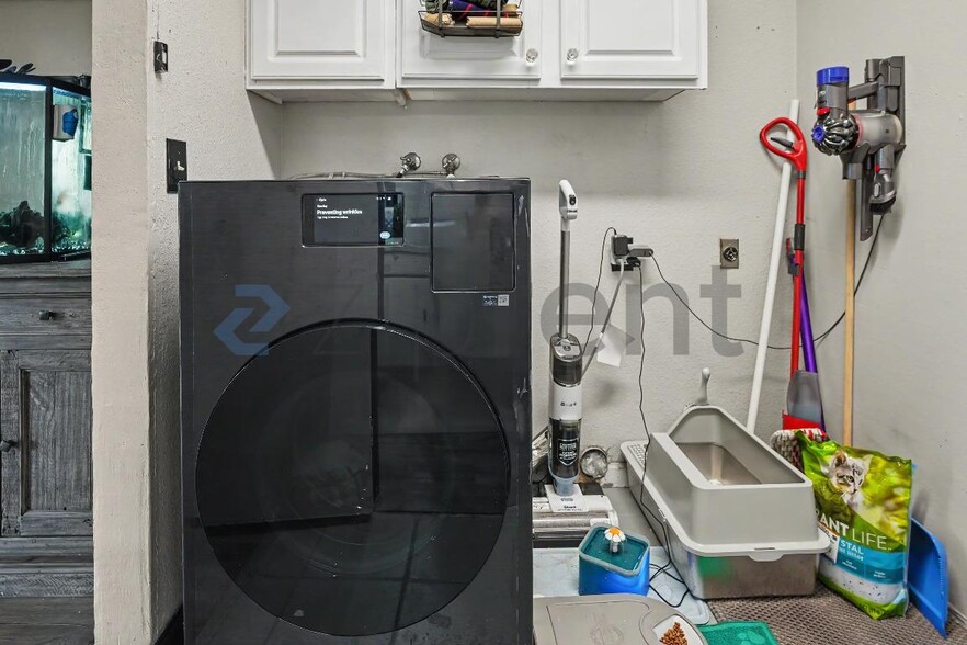 Building Photo - Unit