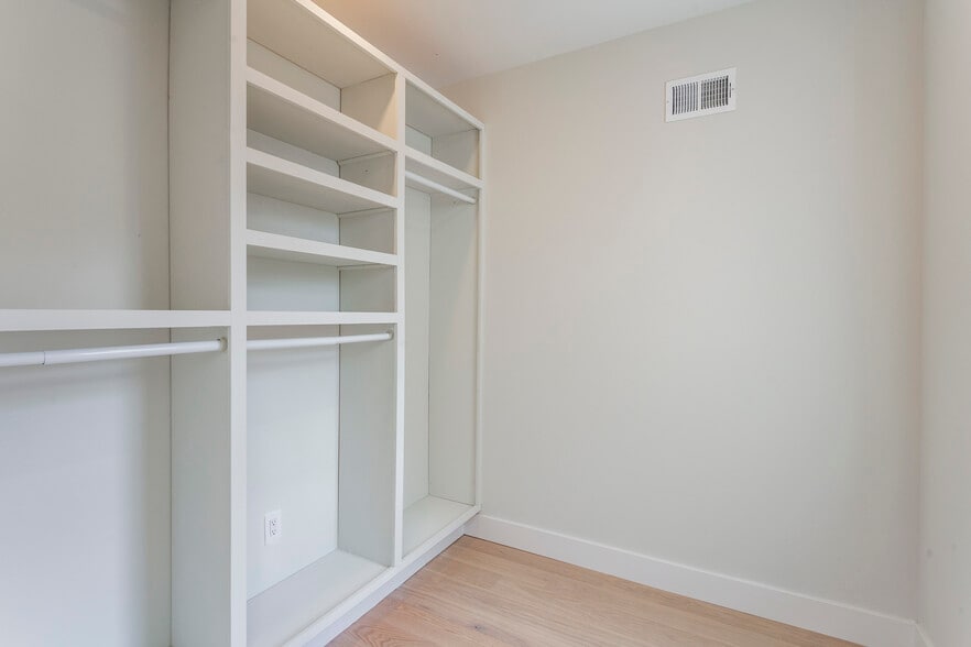3RD FL, MASTER CLOSET - 1448 E Wilt St