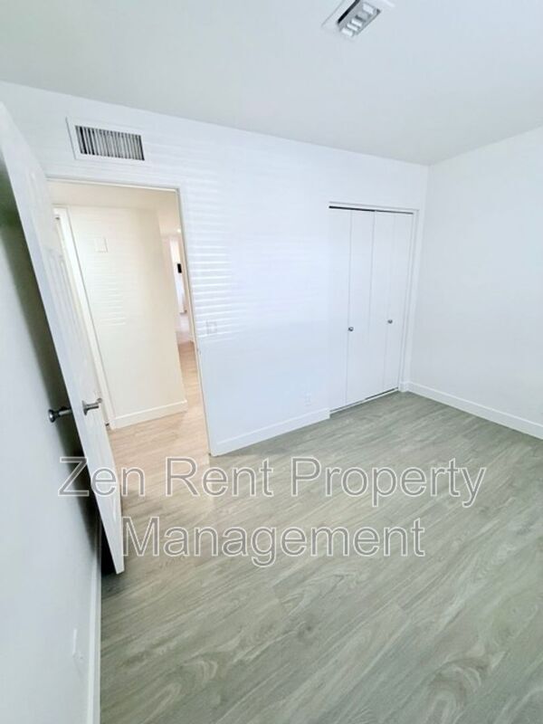 Building Photo - 1044 E Harmony Ave