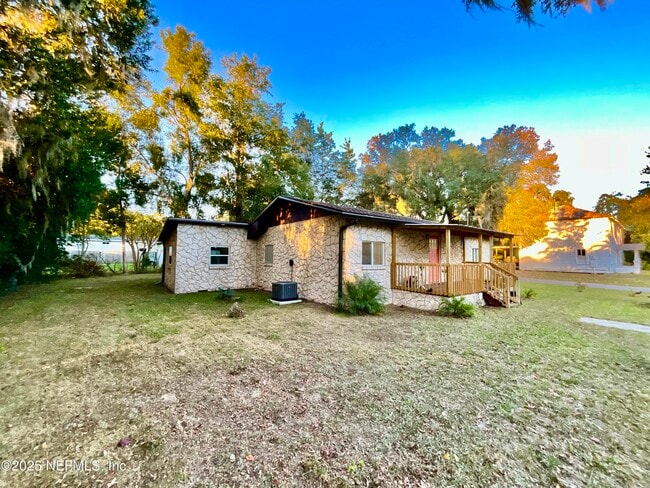 Building Photo - 18713 Charlotte Ave