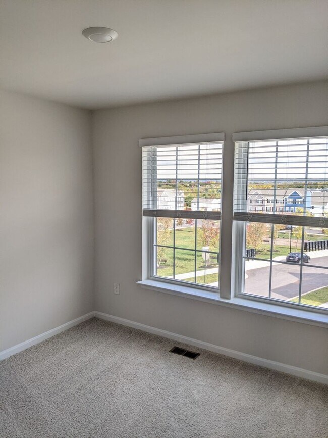 Building Photo - Three level townhouse in The Preserve at Tuscarora Creek community ready by mid September!