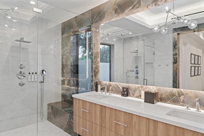 Building Photo - 214 28th St