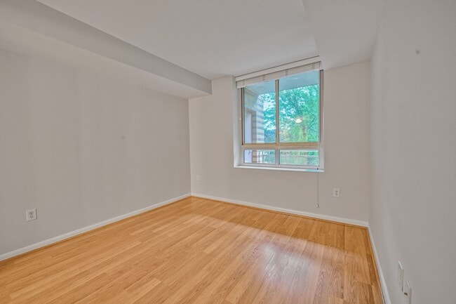 Building Photo - Beautifully Renovated 1BR Condo With Balco...