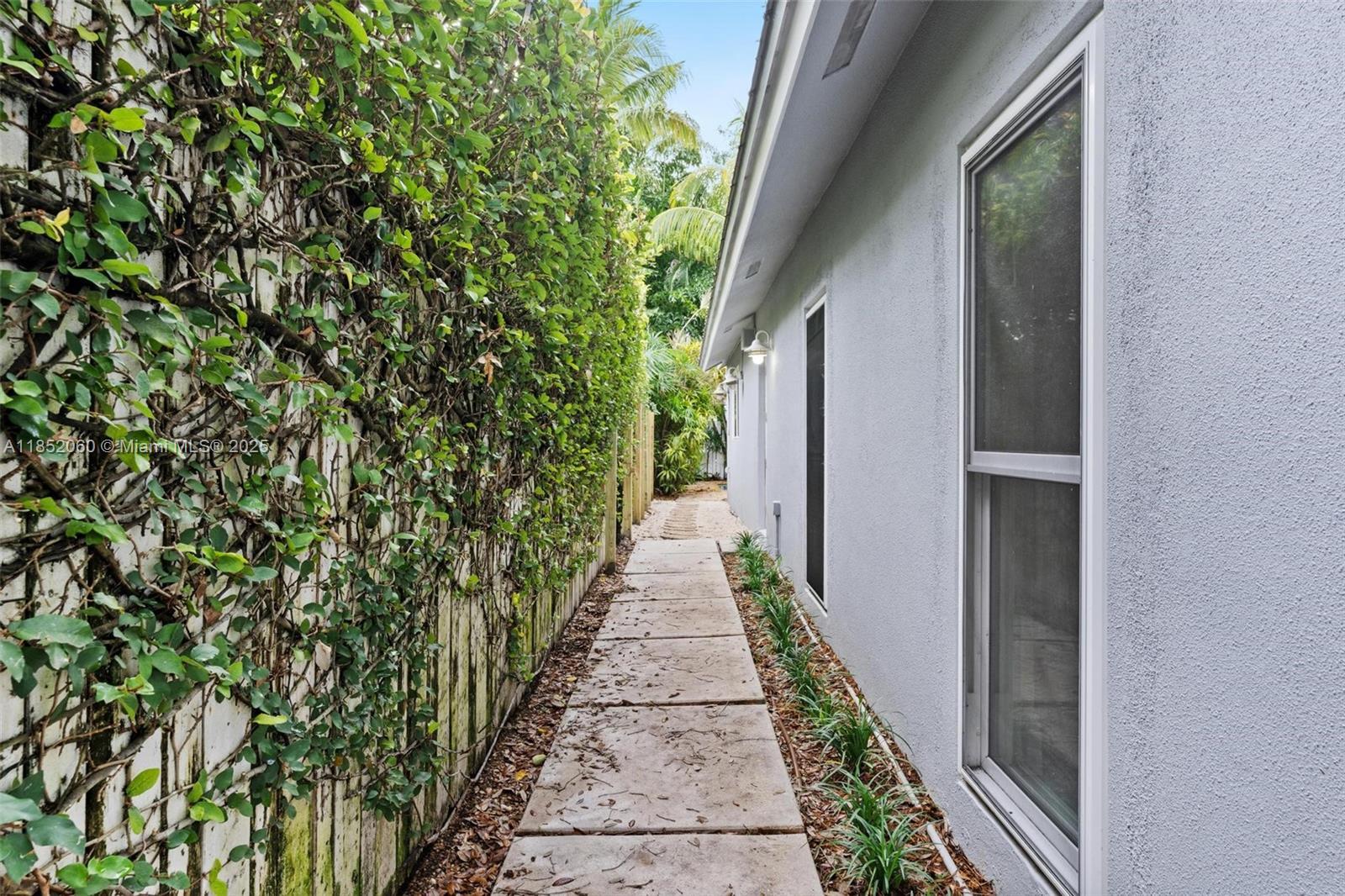 Building Photo - 2558 Trapp Ave