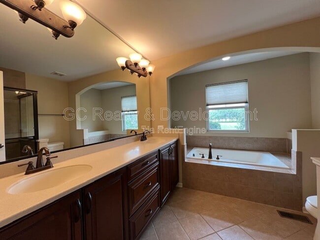 Building Photo - 498 Grosvenor Ln