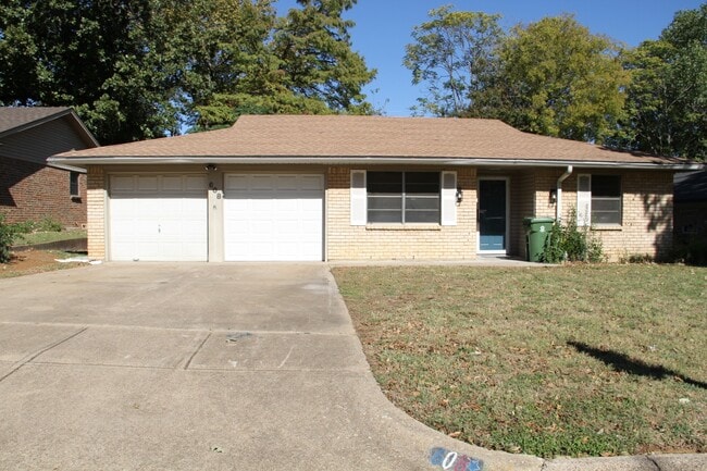 Building Photo - 608 Oak Dr