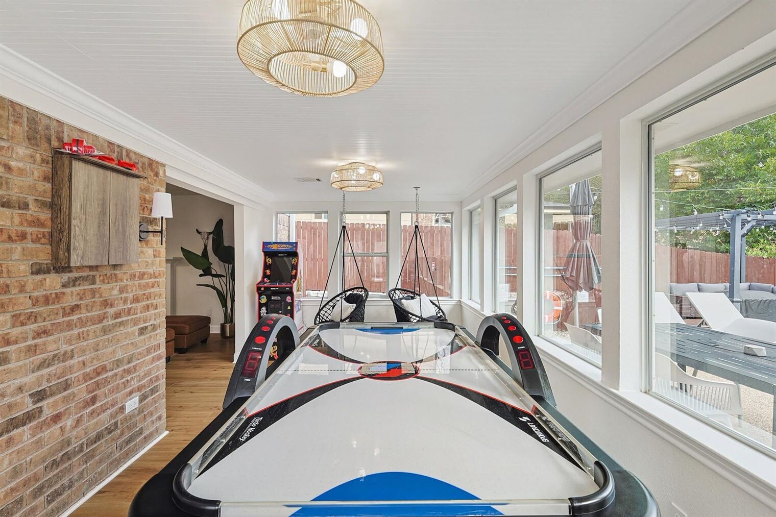 Building Photo - 6872 Greenleaf Dr