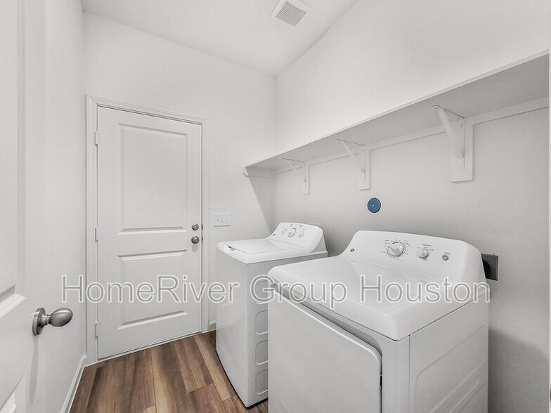 Building Photo - 28410 Selsdon Ct