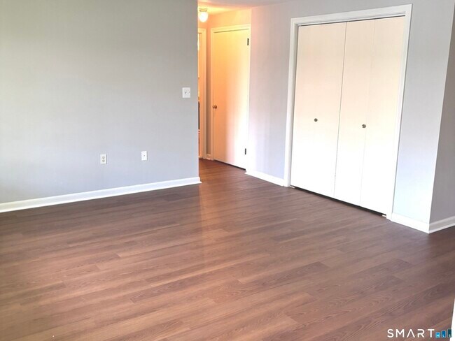 Building Photo - 117 Shadow Ln