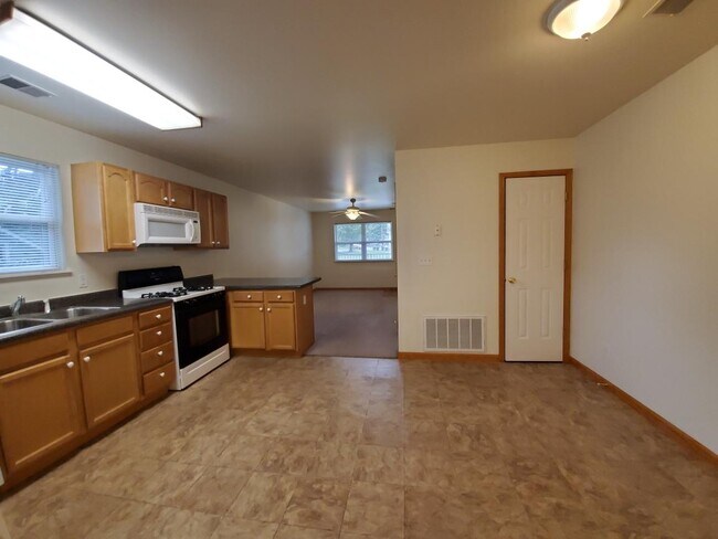Building Photo - 256 College Ave