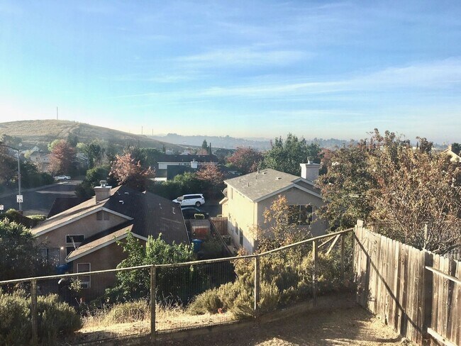 Building Photo - Large 3 Bedroom 2.5 Bath House w/ Garage in Vallejo -- COMING SOON !!!