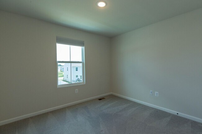 Building Photo - 4 Bed, 3 Bath, Single Family Home in Hedgesville, WV