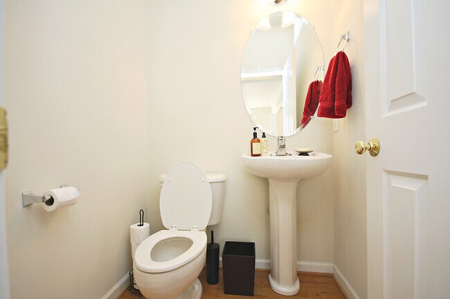 Building Photo - Pet Friendly Mill Creek Village Townhome