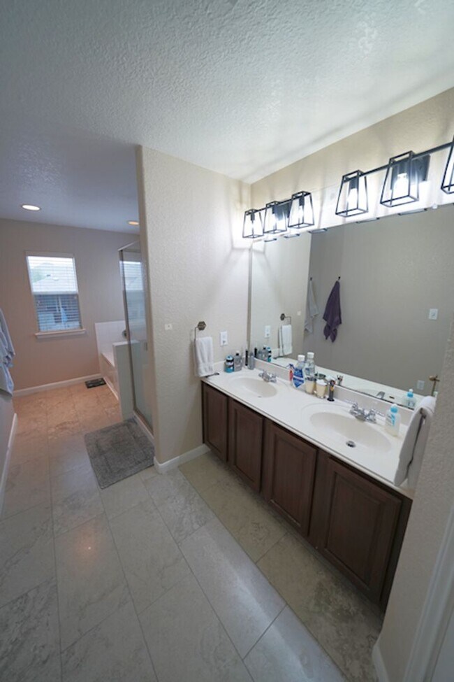 Building Photo - Gorgeous 5 Bedroom Rental in Cibolo! Realtor Commmission: $400