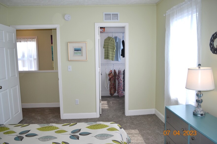 Main Bedroom has a walk-in closet - 222 W Peck St