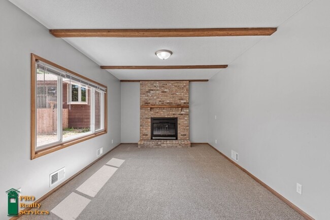 Building Photo - 4 Bedroom Home in Burnsville