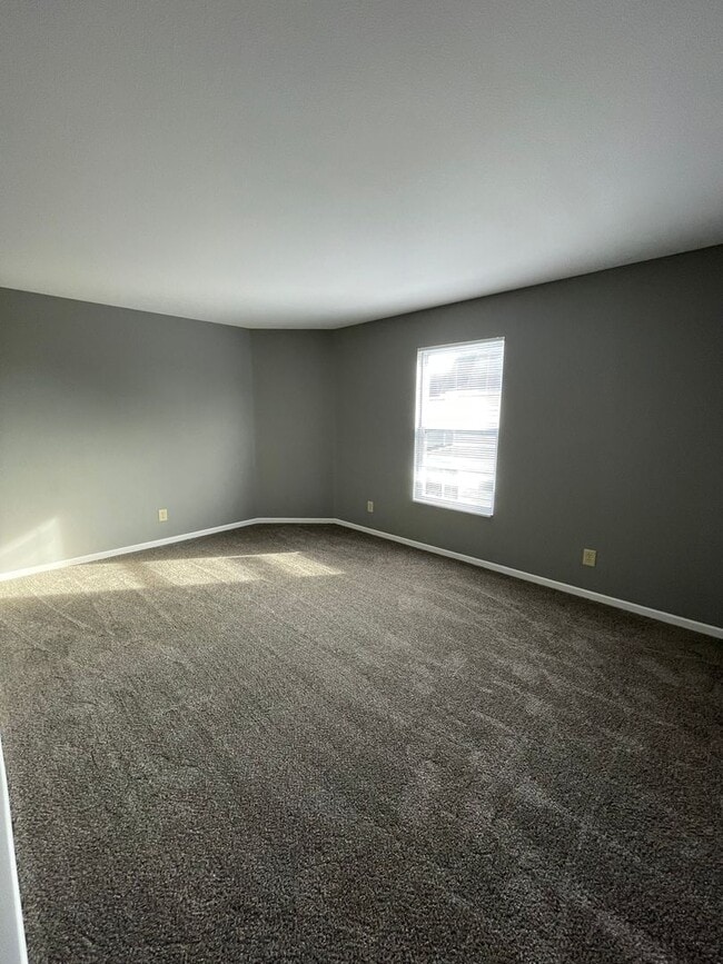 Building Photo - Shelbyville - 3 BR  home with loft