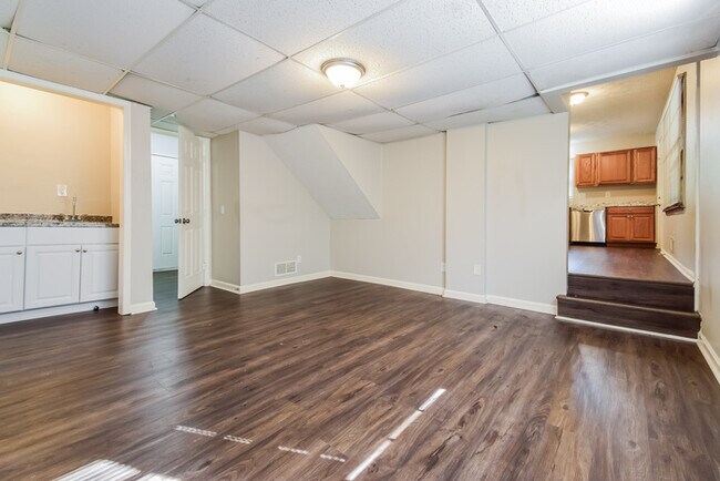 Building Photo - 1821 Pine Creek Dr