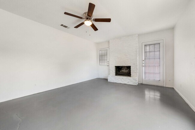 Building Photo - 2/1 in Central Austin with Garage & Private Yard
