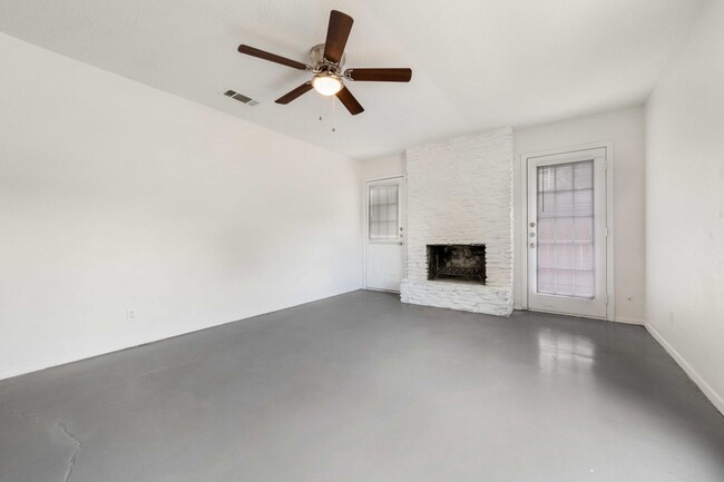 Building Photo - 2517 Glen Springs Way