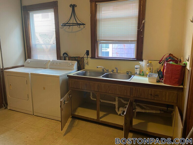 Building Photo - 225 Walnut Ave