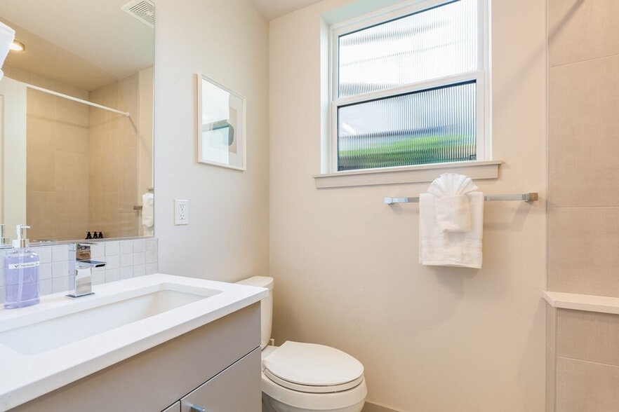 Building Photo - 2122 3rd Ave N