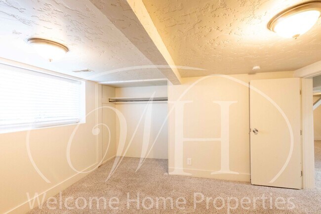 Building Photo - Sprawling 4 bed/2bath Craftsman Home