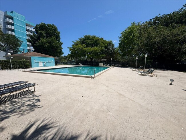 Building Photo - 901 Hillcrest Dr