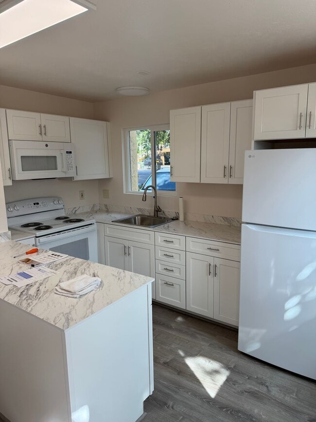 Building Photo - Aloha Apartments