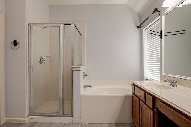 Building Photo - 18302 N Elizabeth Shore Loop