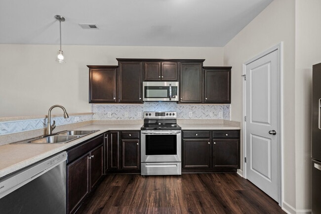 Building Photo - Charming 2-Bedroom, 2.5 Baths Townhouse in...