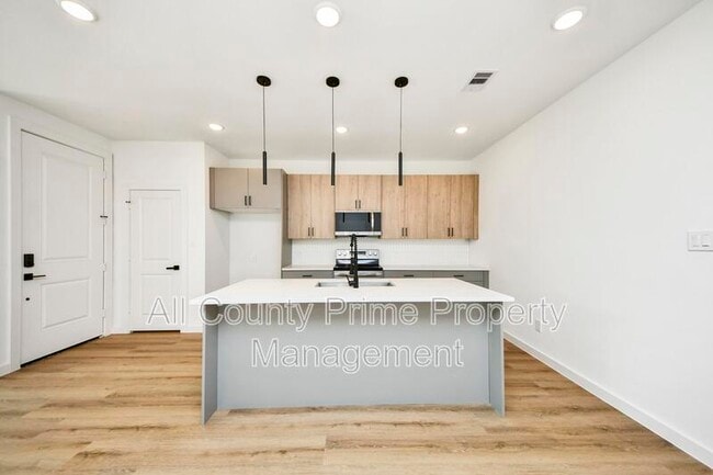 Building Photo - 5201 Fairchild St