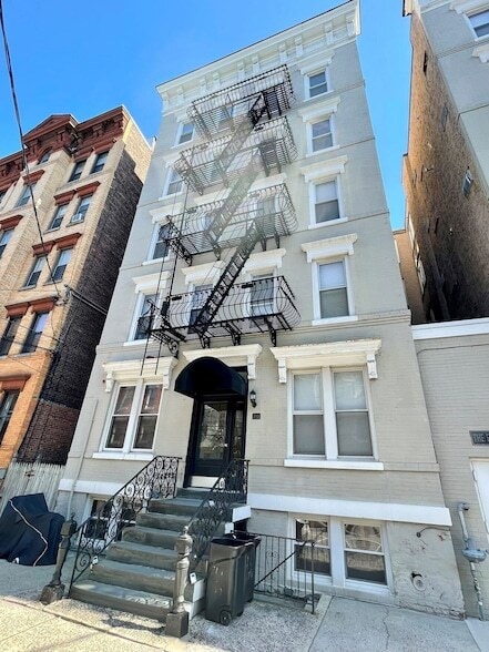 Building Photo - 711 Willow Ave