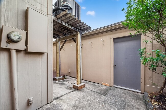 Building Photo - 7505 Memorial Woods Dr