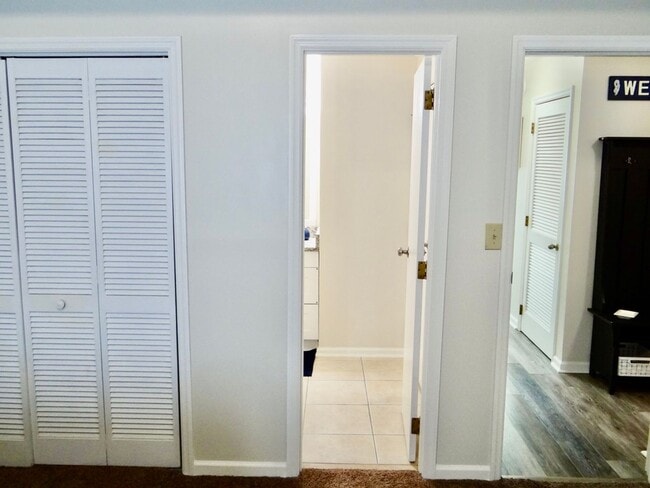 Building Photo - Beautifully Remodeled and Furnished Rental...