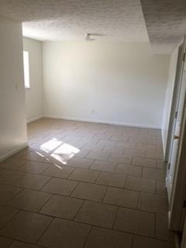 Building Photo - 1201 N Woodburn Ave