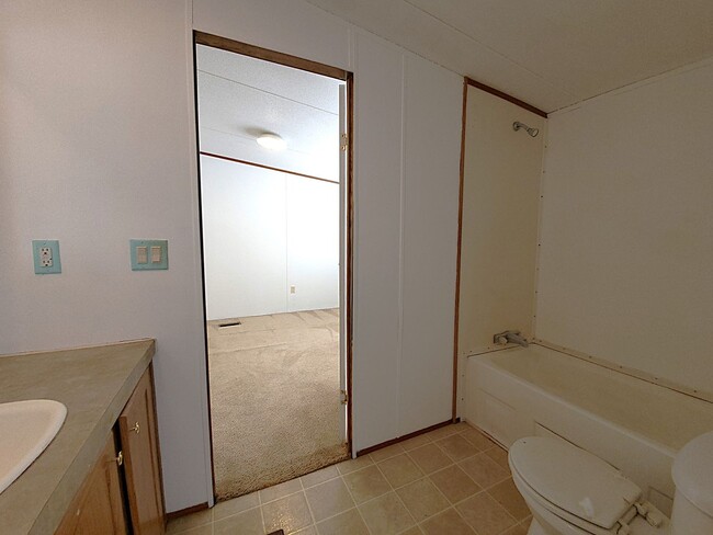 Building Photo - Spacious 4 bedroom with 3 FULL bathrooms n...