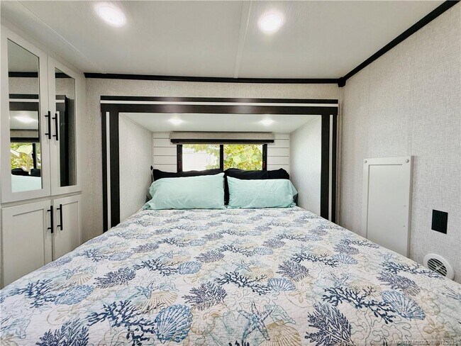 Building Photo - 10725 S Ocean Dr