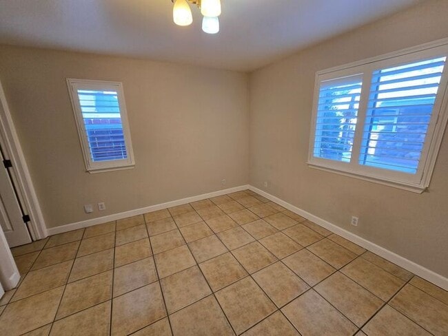 Building Photo - Charming 2BD/2BA Ground-Floor Apartment in...