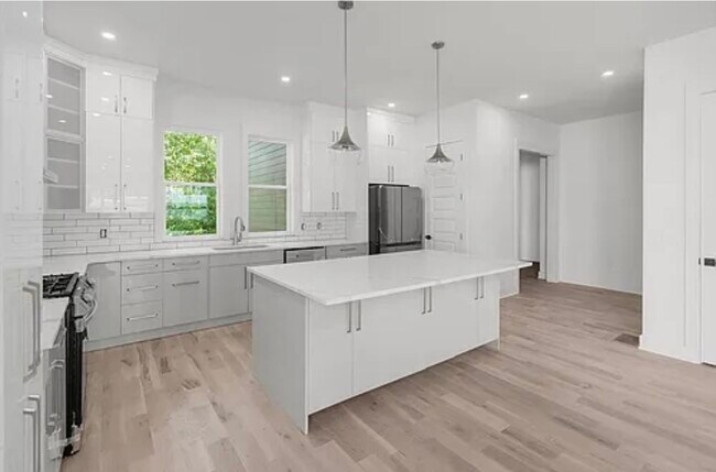 Building Photo - 2323 Carter Ave