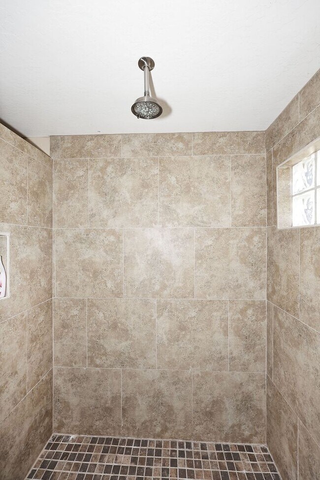 Building Photo - Fully Furnished Remodeled 4 Bedroom / 4 Bathroom Home with spacious back yard & pool in Central P...