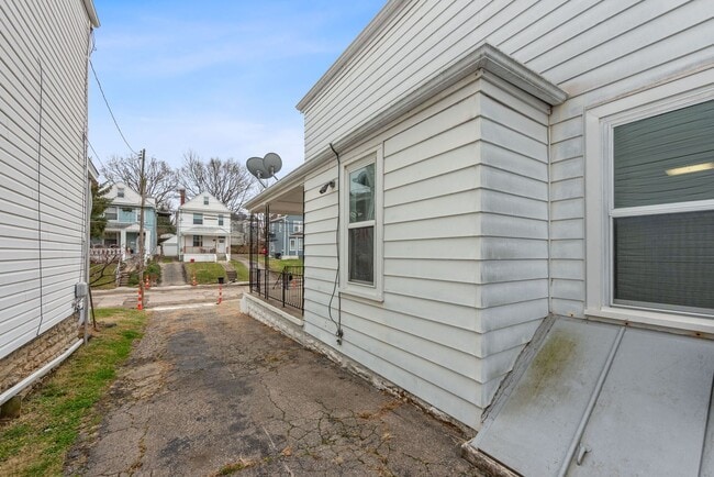 Building Photo - NORWOOD- Cute 2 bedroom 1.5 baths with fenced yard