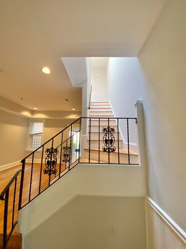 Building Photo - Chic Shaw Townhouse 2bd/2.5 bath with Deco...