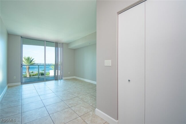 Building Photo - 3000 Oasis Grand Blvd