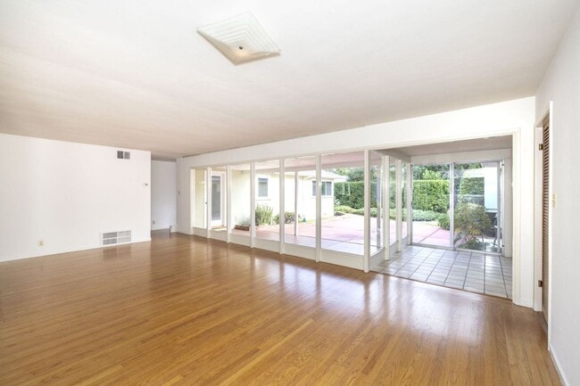 Building Photo - Spacious 3 Bed, 3 Bath Home in Excellent Location- Short Term Lease